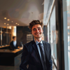 Trabajador temporal del ICO sonriendo en su primer día de trabajo